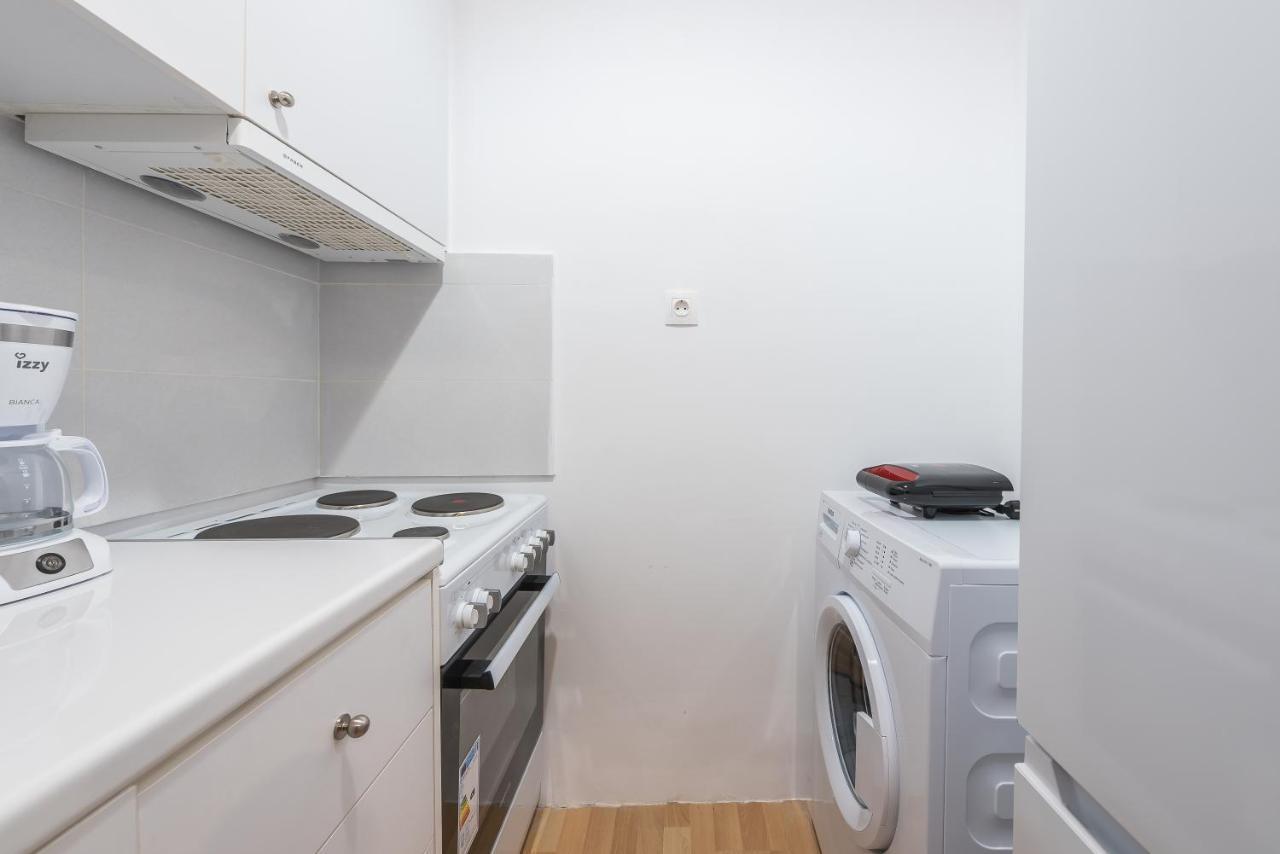 Apartment At Megaro Mousikis St Semi Basement 1Bed 2 Pers Атина Екстериор снимка